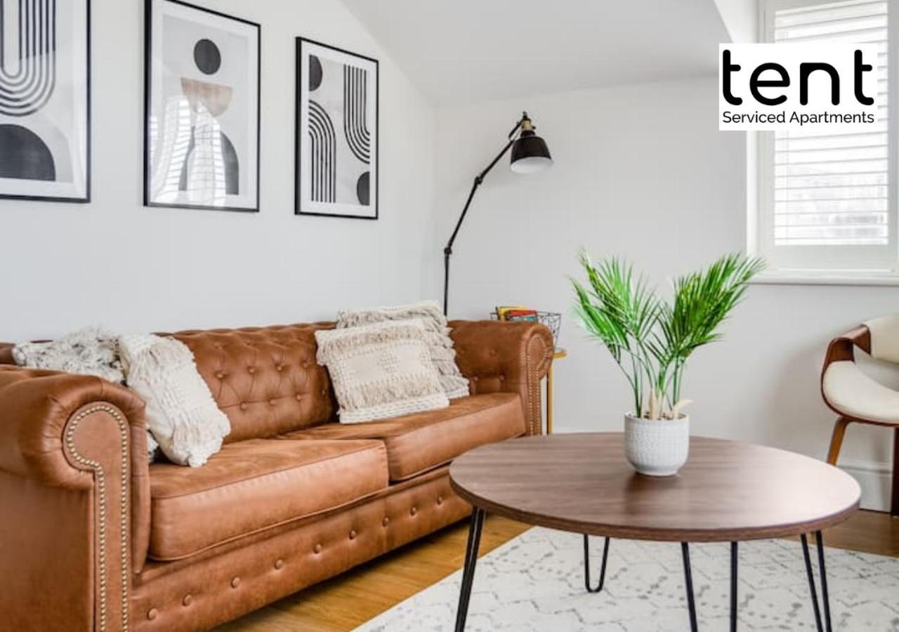 Stylish 1 Bed Apt , Central , Pkg, Perfect For Long Stays Egham Exterior foto